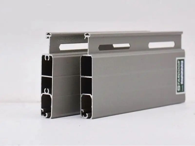 Cửa Cuốn Stardoor STD12 dòng cửa cuốn chất lượng cao đến từ hãng stardoor, với nhiều tính năng chống va đập chống trầy sước cực tốt.