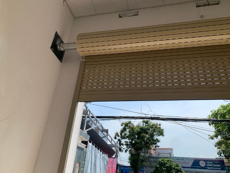 Quy trình lắp đặt cửa cuốn nhanh chóng - gọn gàng - giá tốt .