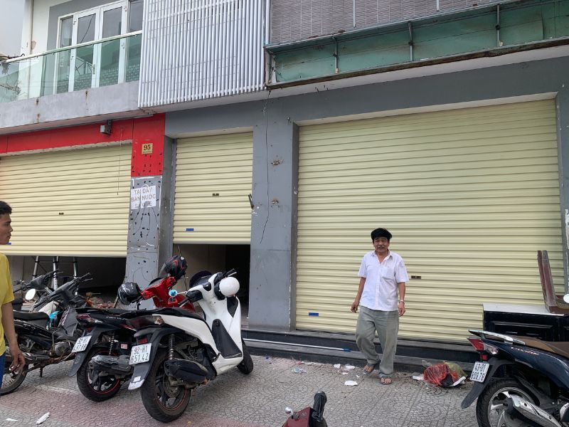 Ảnh kỹ thuật viên đang hoàn thiện cửa cuốn tấm liền tại công trình thực tế