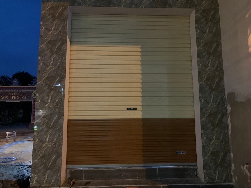 Cửa cuốn tấm liền giúp tiếp kiệm chi phí và chống bụi bẩn cực tốt.