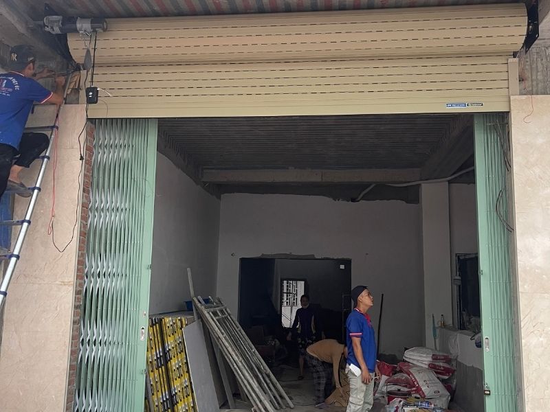 Cửa cuốn thông minh Đà Nẵng Miền Trung, đơn vị chuyên cung cấp các dịch vụ từ thi công lắp đặt đến sửa chữa cửa cuốn, giúp gia đình bạn yên tâm hơn khi sử dụng Cửa cuốn.