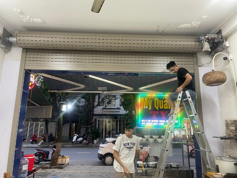 Nhân viên sửa lỗi kĩ thuật lò xo bị giản tại Hòa Hiệp Nam