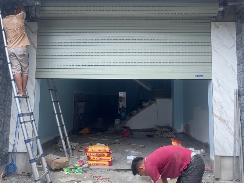 Xử lý tình huống lá cửa cuốn bị kẹt