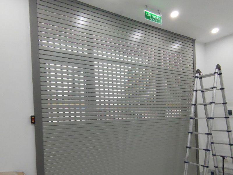 Thi công hoàn thành cửa cuốn khe thoáng