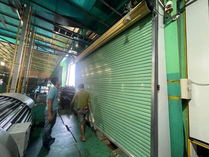 Thi công lắp đặt cửa cuốn tấm liền