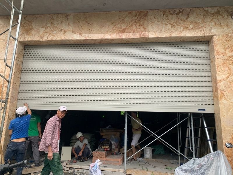 Thi công, lắp đặt cửa cuốn khe thoáng