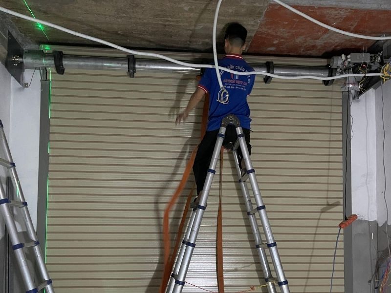 Kỹ thuật viên đang thay remote, mạch điều khiển