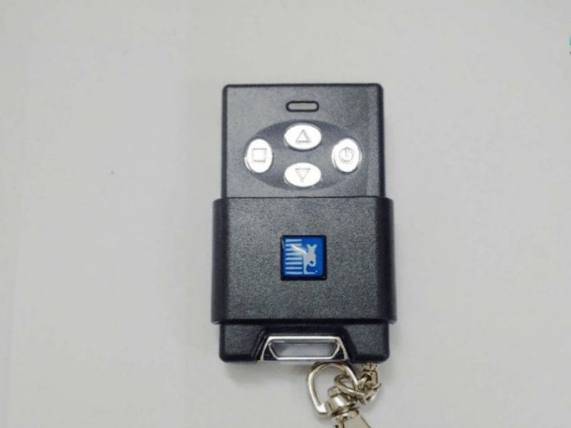 Với dòng cửa cuốn Austdoor chúng tôi sẽ có ngay cho bạn chiếc remote cửa cuốn Austdoor chính hãng với khả năng cảm biến nhanh, nhỏ gọn và cực kì riện lợi.