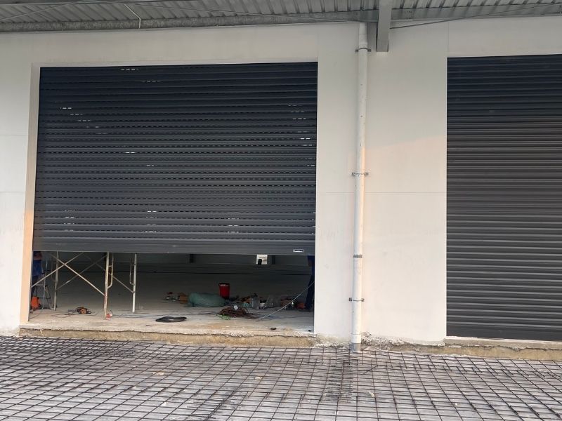 Thi công cửa cuốn khe thoáng cao cấp cho một xưởng tại Hòa Khánh