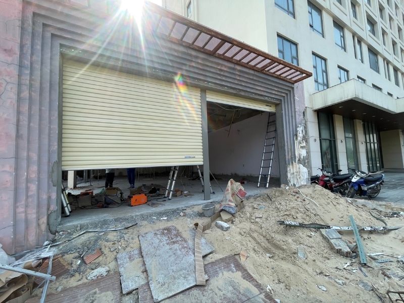 Thi công lắp đặt cửa cuốn cho một kho hàng tại Sơn Trà.