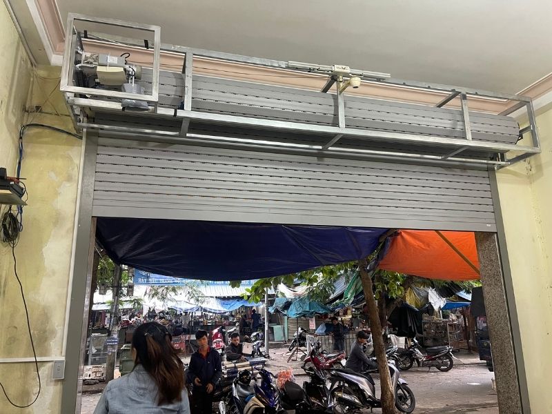 Lắp đặt cửa cuốn với bộ motor chất lượng giúp cửa cuốn vận hành êm ái, mang đến không gian yên tĩnh hơn.