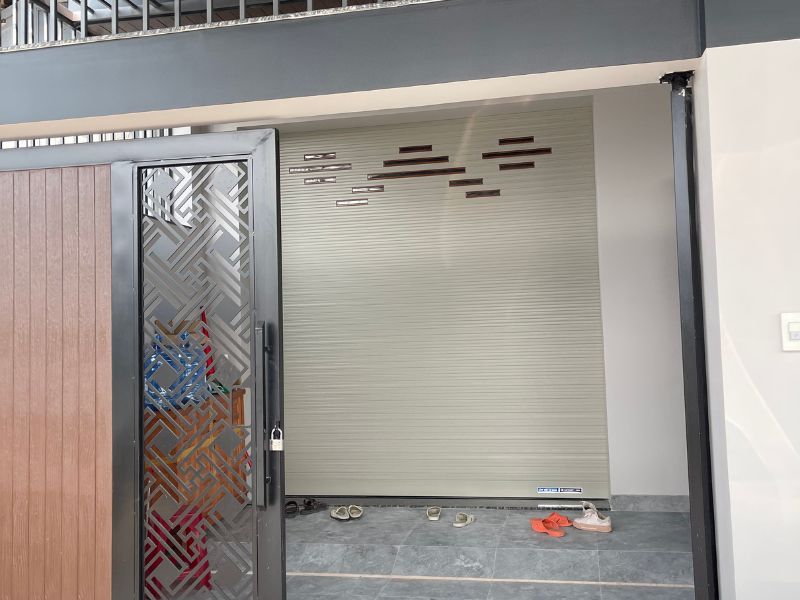 Lắp đặt cửa cuốn khe thoáng kết hợp điều khiển thông minh cho nhà lại Hòa Xuân.